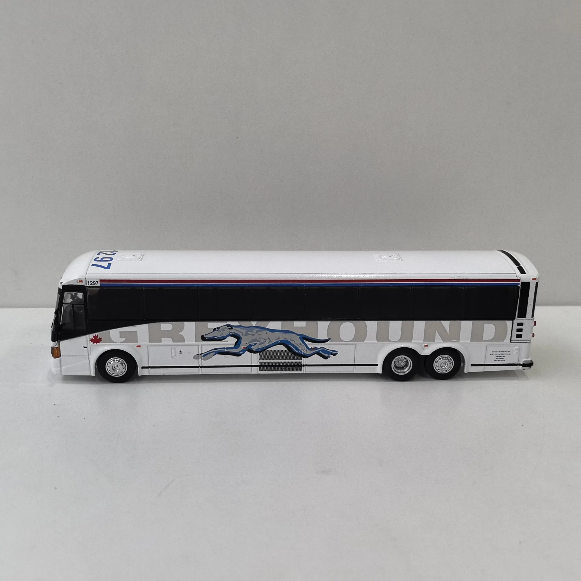 1:87 Scale Diecast Bus Model for Collectors 2 1:87 Scale Diecast Bus Model for Collectors - Image 2