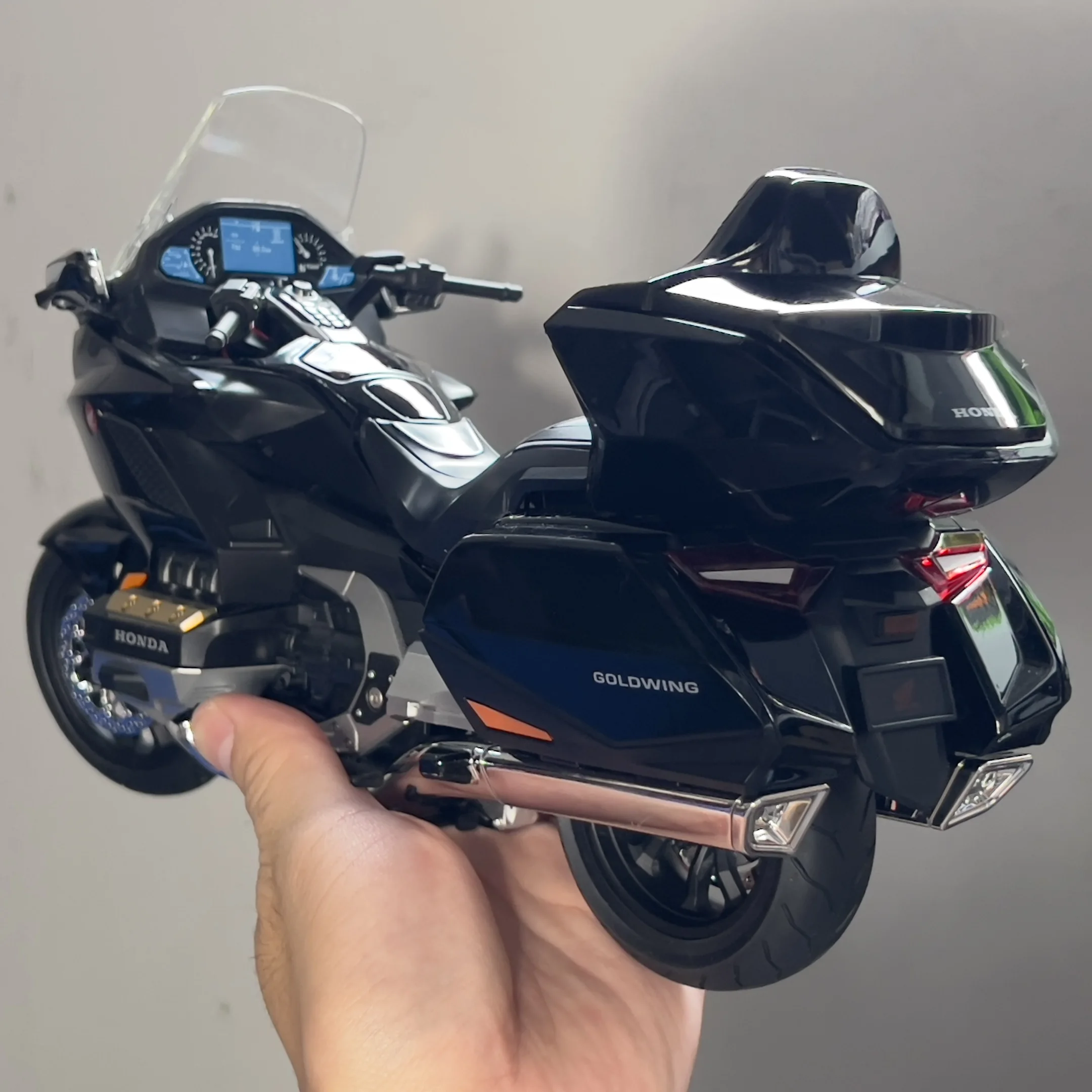 Honda GL1800 Gold Wing Diecast Model 1:9 Scale 6 Honda GL1800 Gold Wing Diecast Model 1:9 Scale - Image 6