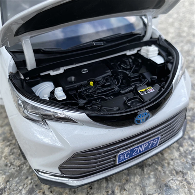 1:18 White Toyota Sienna Diecast Model 2 1:18 White Toyota Sienna Diecast Model - Image 2