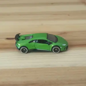 Vibrant Green Lamborghini Huracán Model 7 S76094cd1b60e4c6fa08e43235aa82bb1F