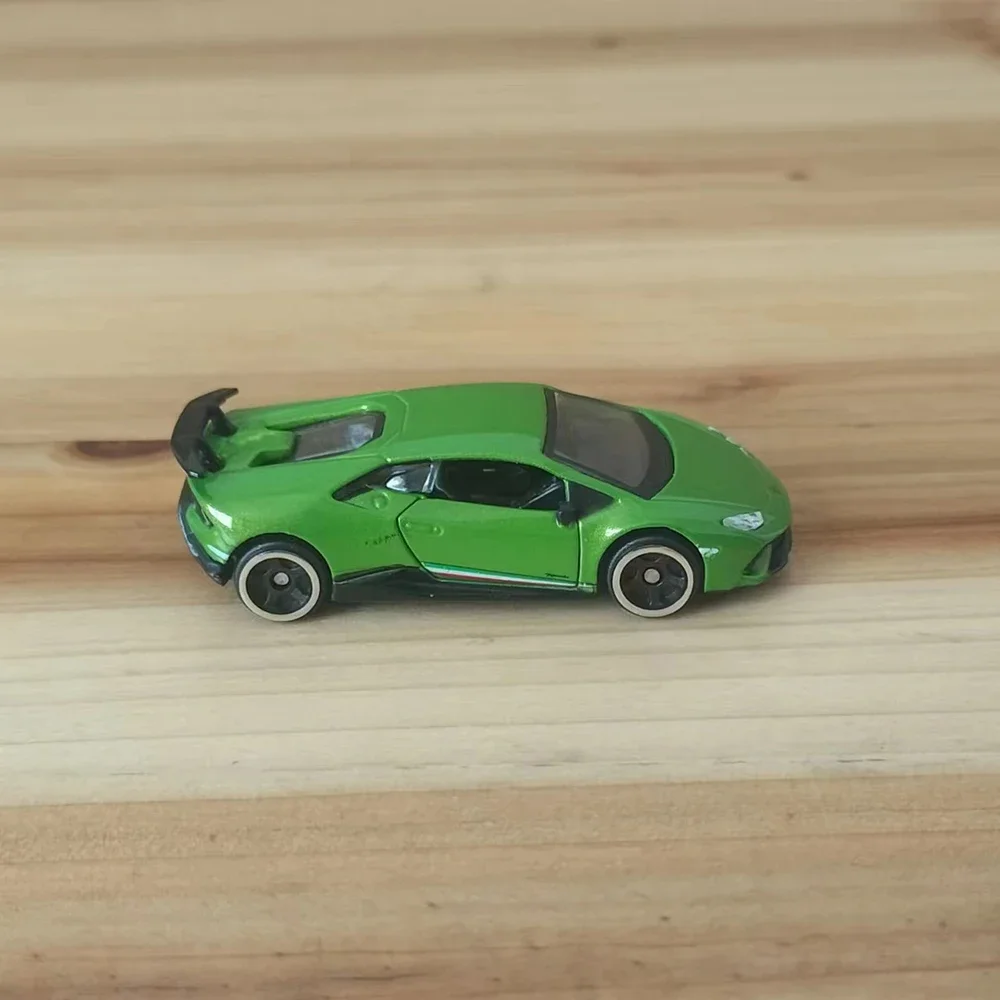 Vibrant Green Lamborghini Huracán Model 3 Vibrant Green Lamborghini Huracán Model - Image 3