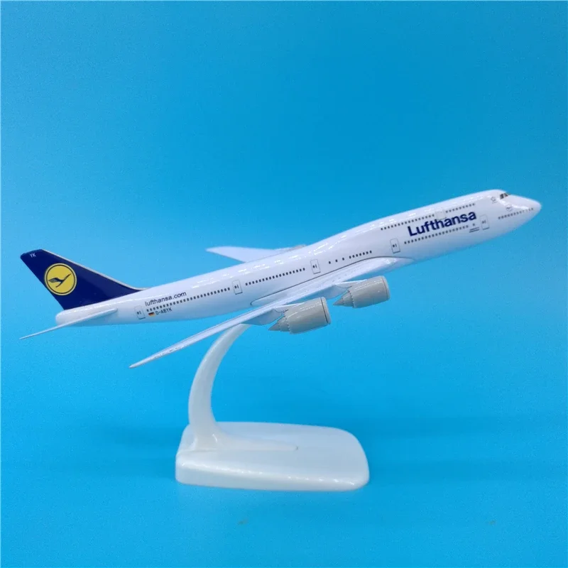 Lufthansa B747 Diecast Model 1:300 Scale 4 Lufthansa B747 Diecast Model 1:300 Scale - Image 4
