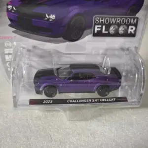 Vibrant Purple 1/64 Challenger SRT Hellcat Model 6 S76caee9008884eb9994498fdc684a67eJ