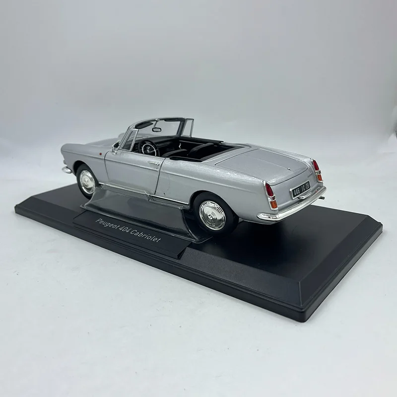 Silver 1:18 Diecast Vintage Convertible 5 Silver 1:18 Diecast Vintage Convertible - Image 5