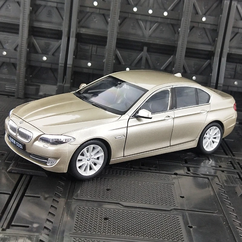 BMW 535i Scale Diecast Model - 1:24 Replica 7 BMW 535i Scale Diecast Model - 1:24 Replica - Image 7