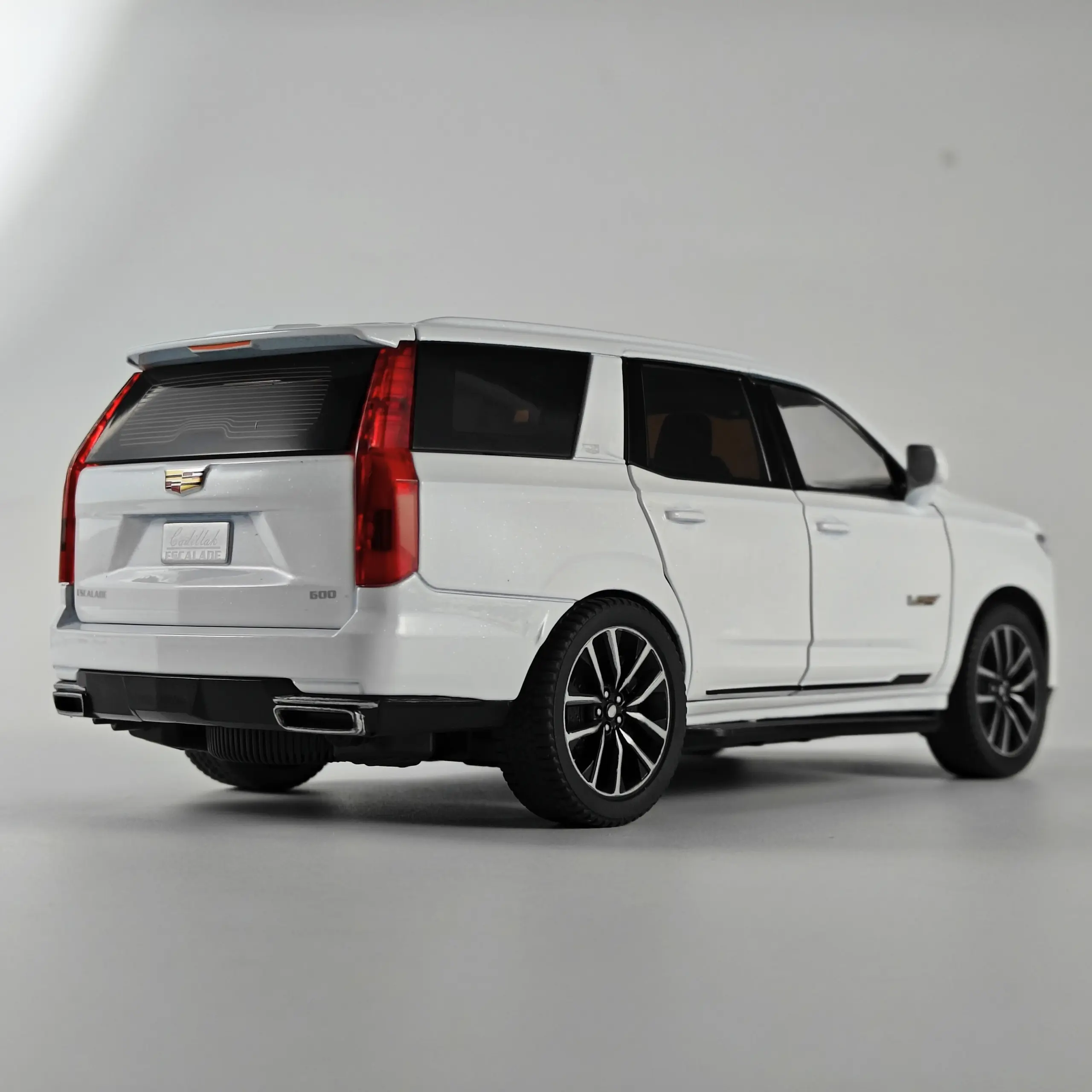 1:24 Cadillac Escalade Diecast Model in White 6 1:24 Cadillac Escalade Diecast Model in White - Image 6