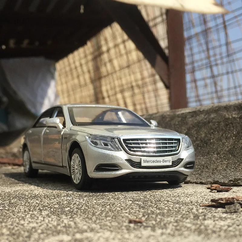 1:32 Mercedes-Maybach S600 Diecast Model 2 1:32 Mercedes-Maybach S600 Diecast Model - Image 2