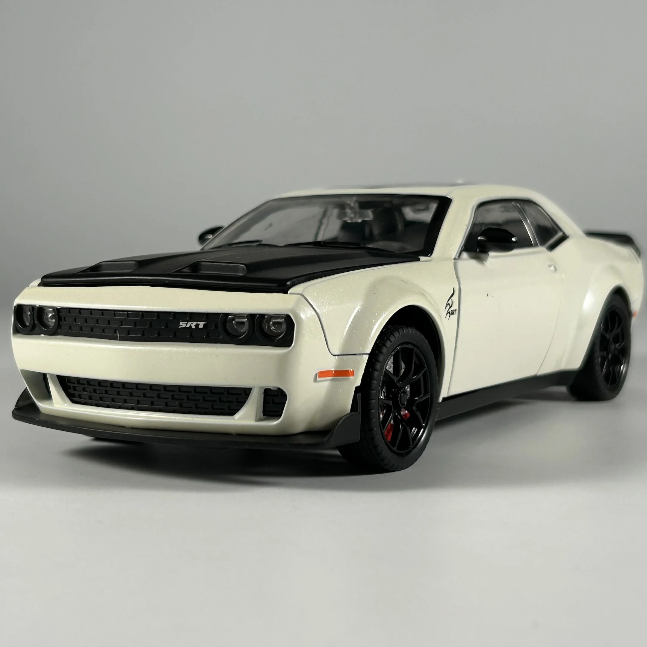 Red Dodge Challenger Hellcat 1:24 Model Car 3 Red Dodge Challenger Hellcat 1:24 Model Car - Image 3