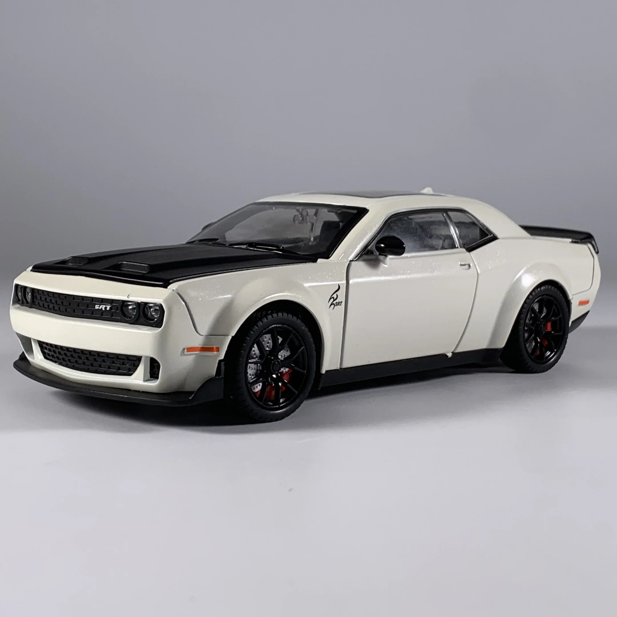Red Dodge Challenger Hellcat 1:24 Model Car 7 Red Dodge Challenger Hellcat 1:24 Model Car - Image 7