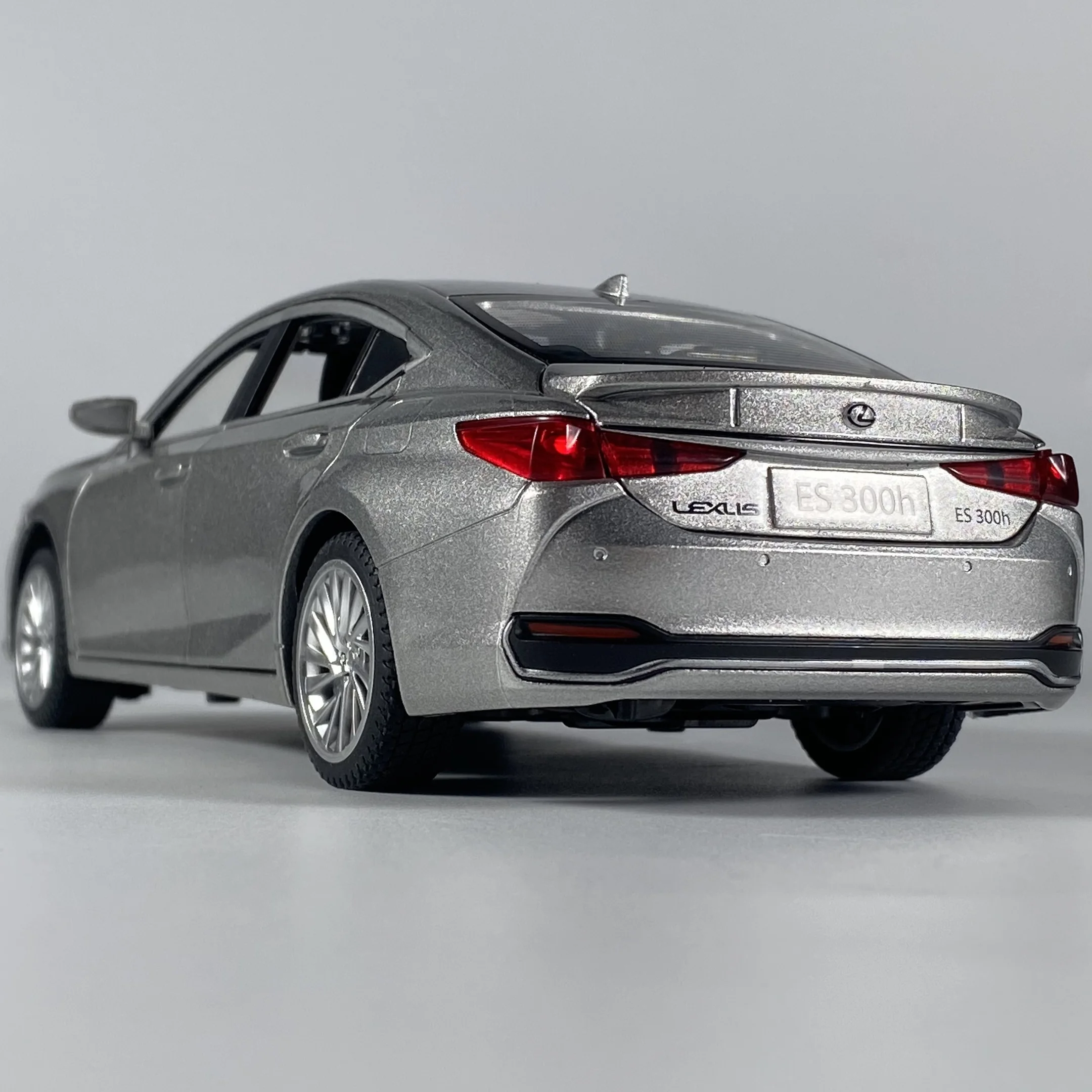 1:24 Scale Lexus ES300H Hybrid Model 5 1:24 Scale Lexus ES300H Hybrid Model - Image 5