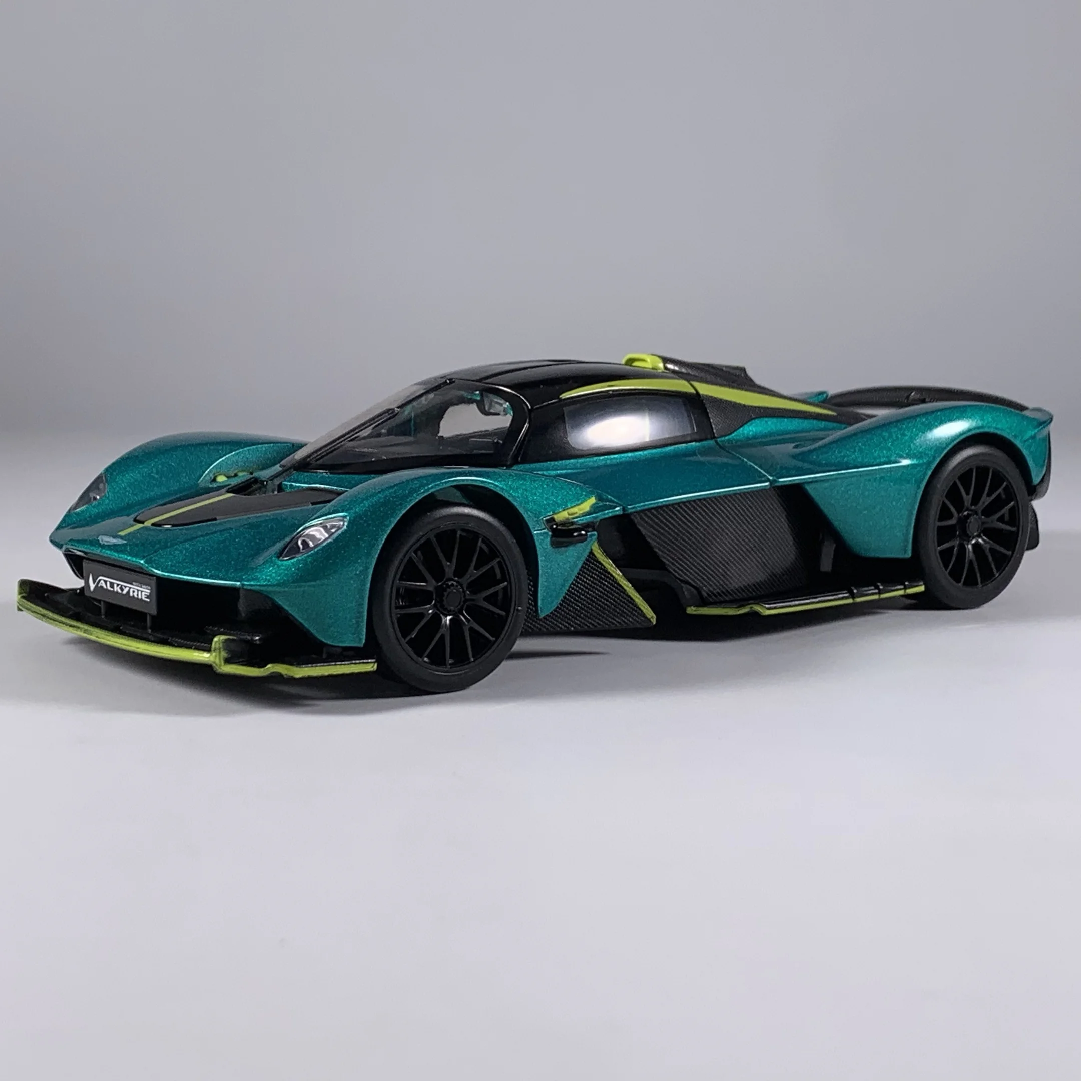 Aston Martin Valkyrie 1:24 Diecast Model Car 7 Aston Martin Valkyrie 1:24 Diecast Model Car - Image 7