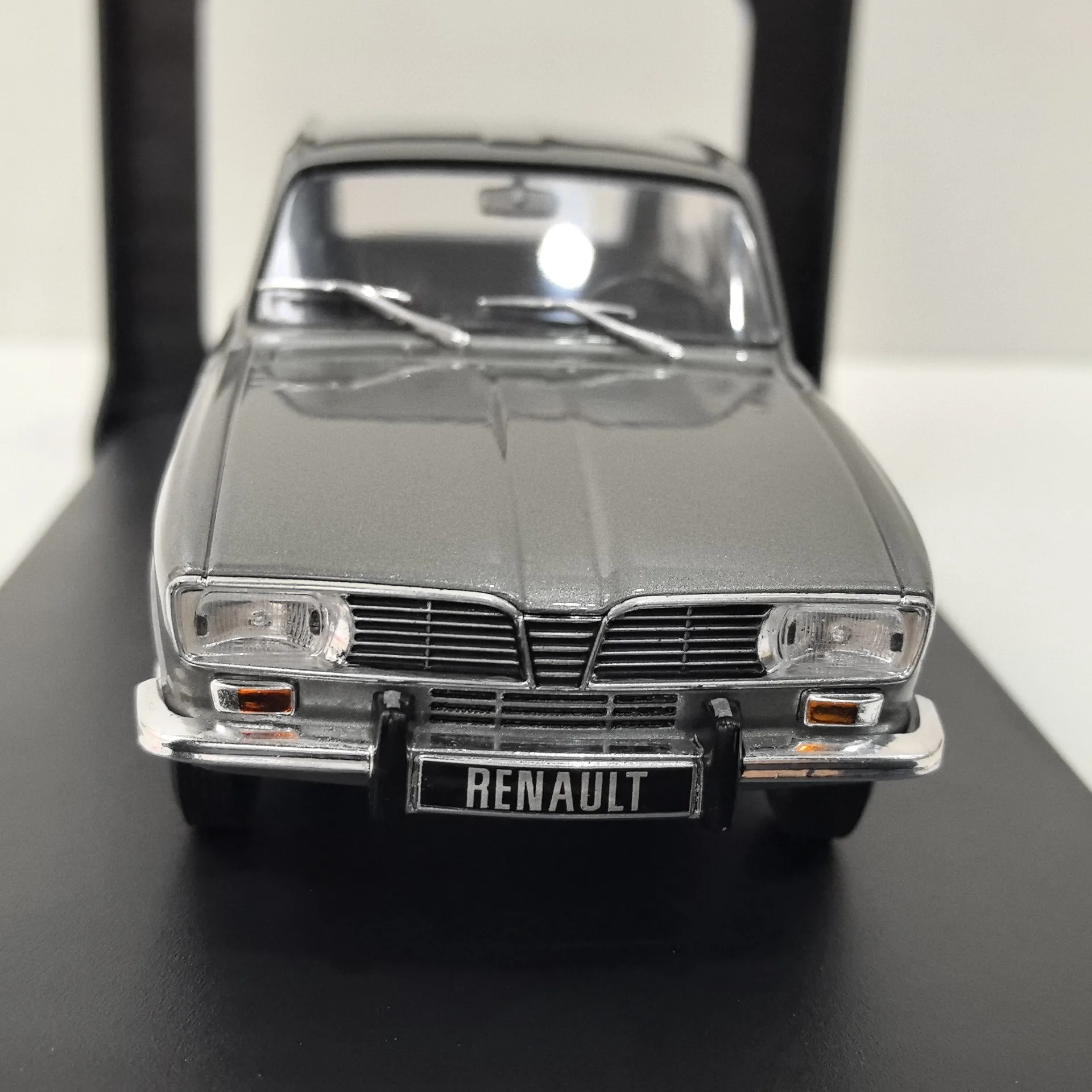Vintage 1965 Renault 16 Diecast Model 1/24 Scale 4 Vintage 1965 Renault 16 Diecast Model 1/24 Scale - Image 4