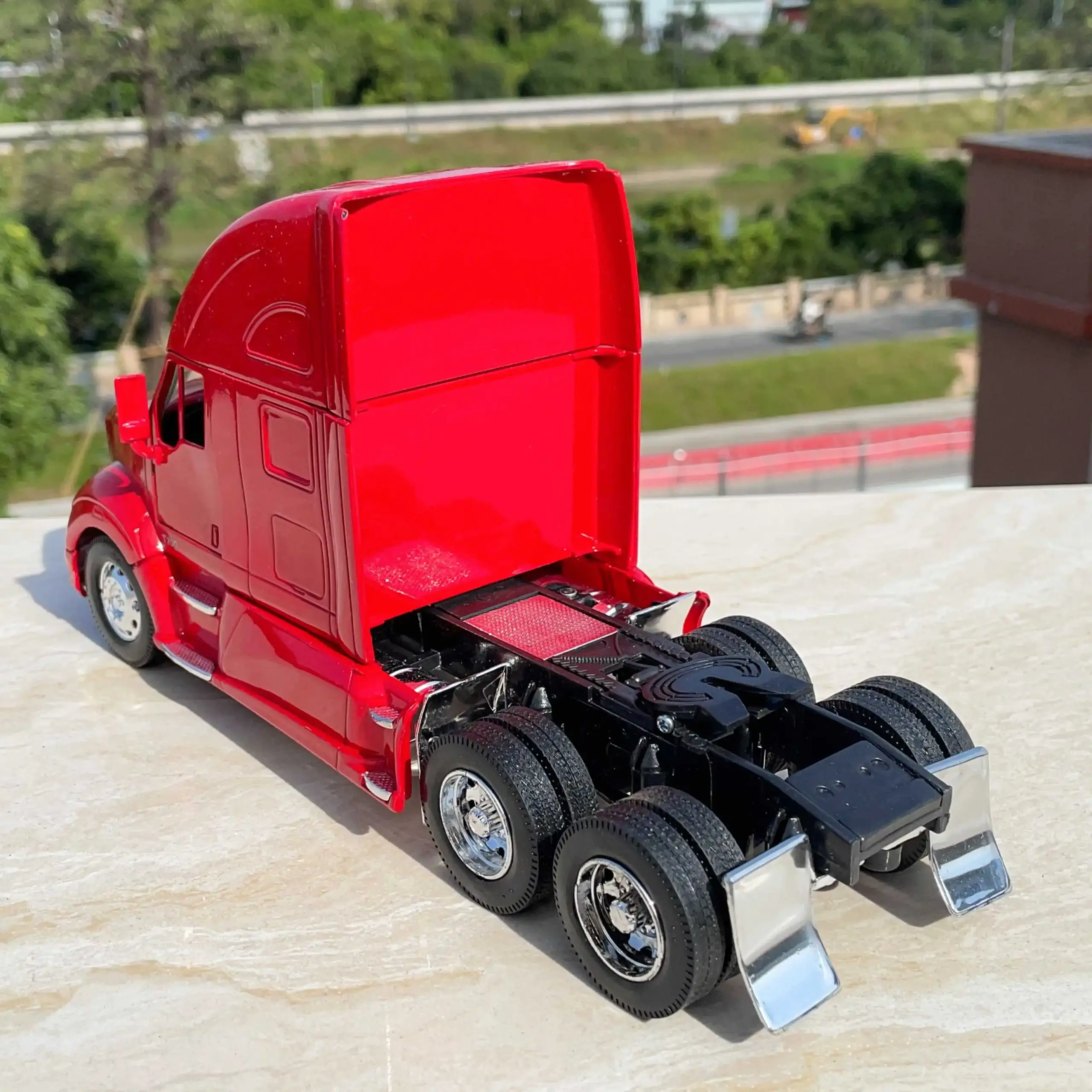 Vibrant Red 1:32 Kenworth T700 Diecast Model 5 Vibrant Red 1:32 Kenworth T700 Diecast Model - Image 5