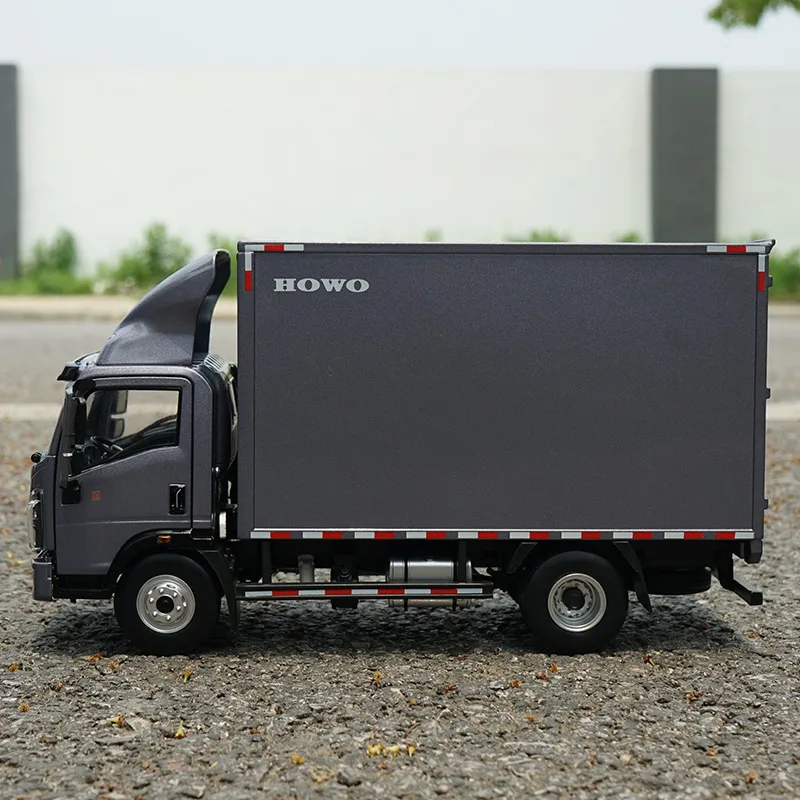 1:24 Scale HOWO Light Truck Van Model 4 1:24 Scale HOWO Light Truck Van Model - Image 4