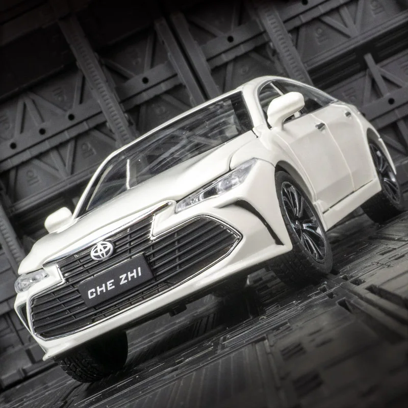 White 1:24 Scale Toyota Avalon Diecast Model 5 White 1:24 Scale Toyota Avalon Diecast Model - Image 5
