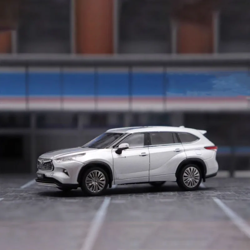 Light Blue 1:64 Highlander Diecast Model 3 Light Blue 1:64 Highlander Diecast Model - Image 3