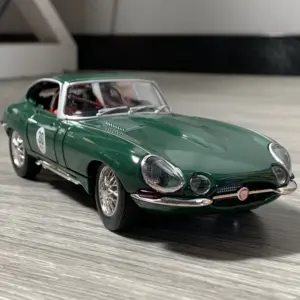 Jaguar E-Type 1:24 Diecast Model Car 12 S7e5532efeec14af982906415c2a57429S