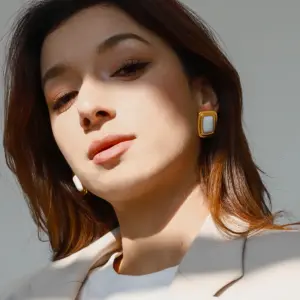 Vintage Stainless Steel Square Earrings in Gold Tones 11 S7e94e4f0695e4a44b286a9dbf0951a3fo