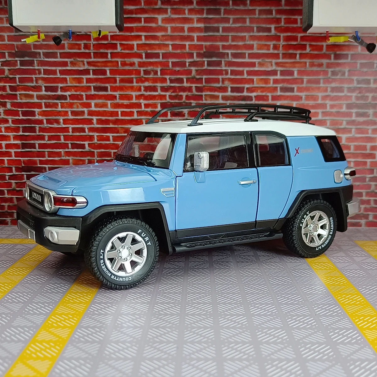 1:24 Scale White SUV Diecast Model 8 1:24 Scale White SUV Diecast Model - Image 8