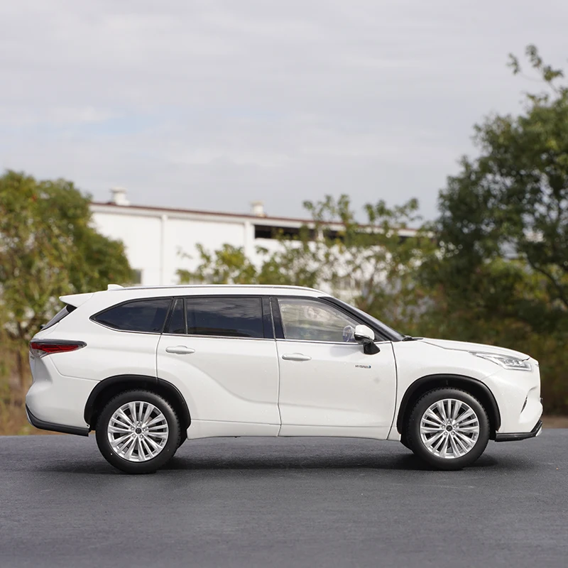 2021 Toyota Highlander 1:18 Diecast Model 4 2021 Toyota Highlander 1:18 Diecast Model - Image 4