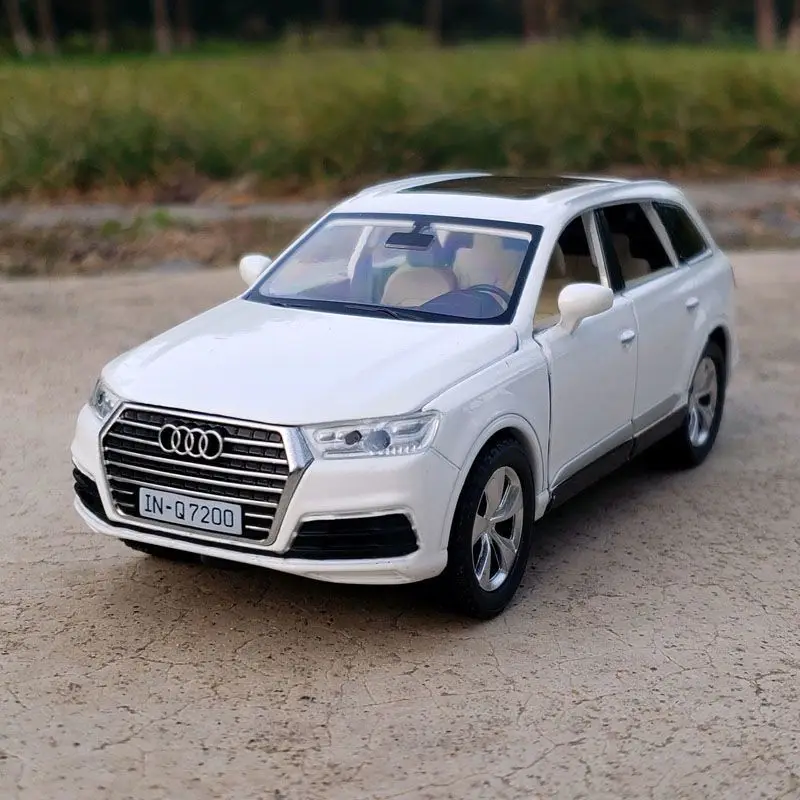 Black 1:32 Scale Q7 SUV Diecast Model 4 Black 1:32 Scale Q7 SUV Diecast Model - Image 4
