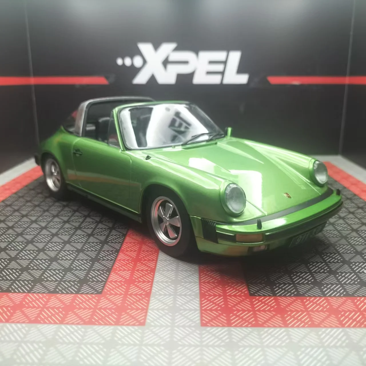 Green Porsche 911 SC Targa Model 1:18 Die-Cast 1 Green Porsche 911 SC Targa Model 1:18 Die-Cast