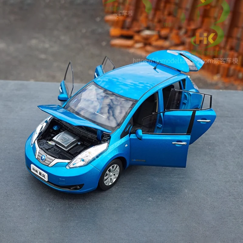 Blue Nissan E30 LEAF 1:18 Diecast Model 4 Blue Nissan E30 LEAF 1:18 Diecast Model - Image 4