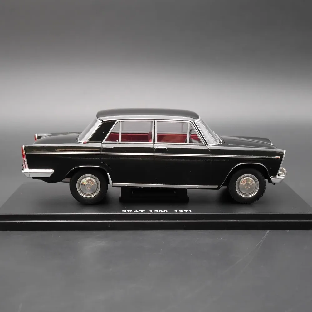 1971 Seat 1500 Diecast Alloy Model 1:24 Scale 4 1971 Seat 1500 Diecast Alloy Model 1:24 Scale - Image 4