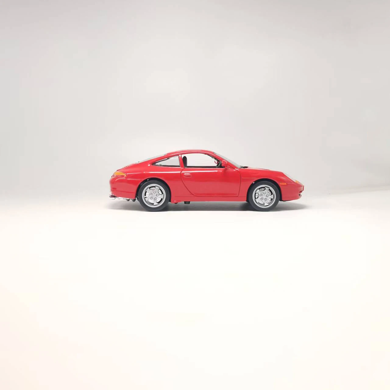 1:24 Scale Vintage Ford Mustang Mach 3 Die-Cast Model 4 1:24 Scale Vintage Ford Mustang Mach 3 Die-Cast Model - Image 4