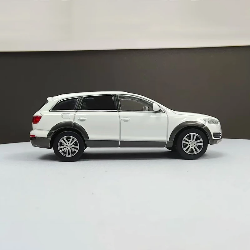 Diecast 2008 Audi Q7 FSI Quattro Model 5 Diecast 2008 Audi Q7 FSI Quattro Model - Image 5
