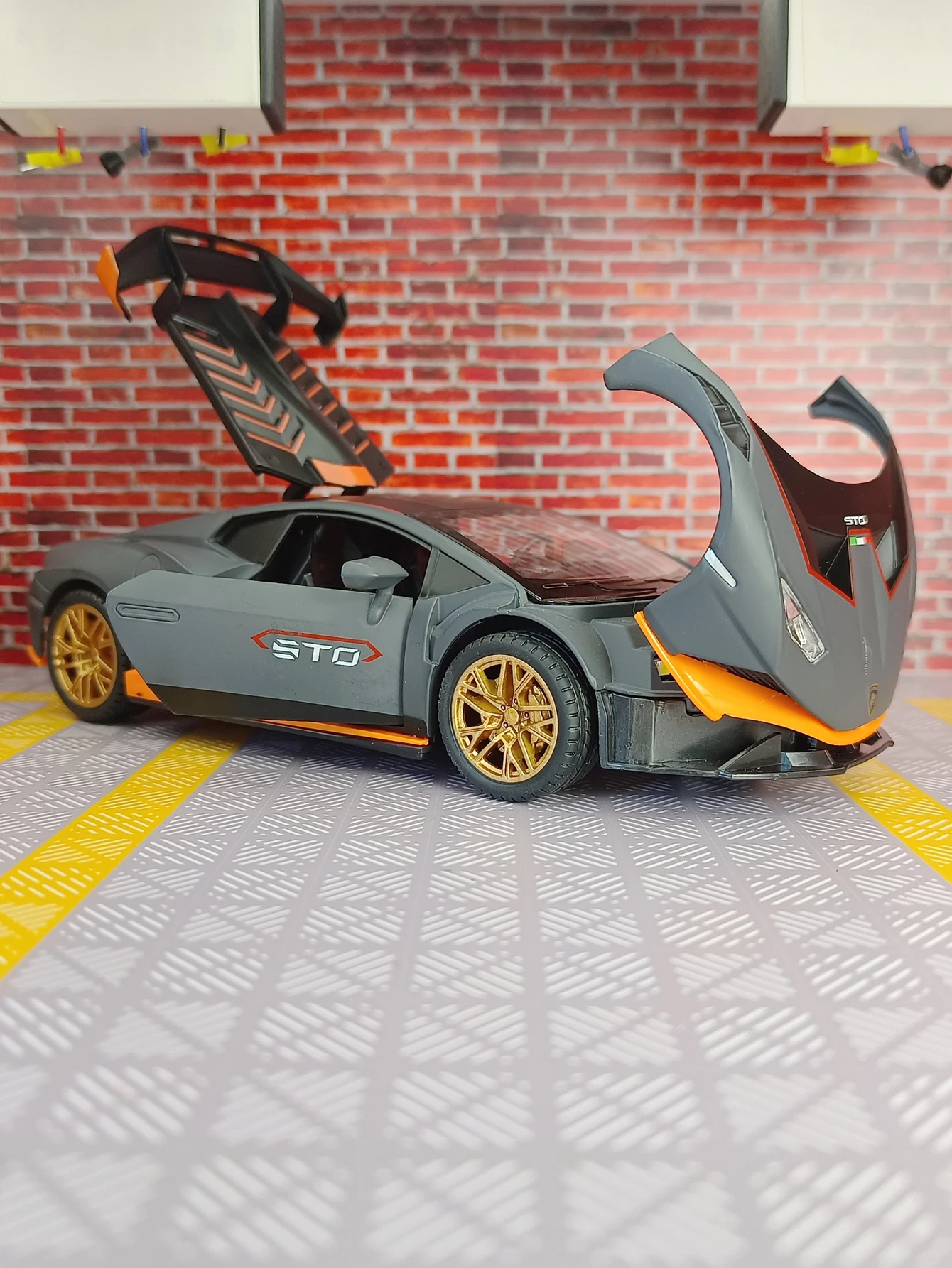 1:24 Lamborghini Huracan STO Diecast Model 4 1:24 Lamborghini Huracan STO Diecast Model - Image 4