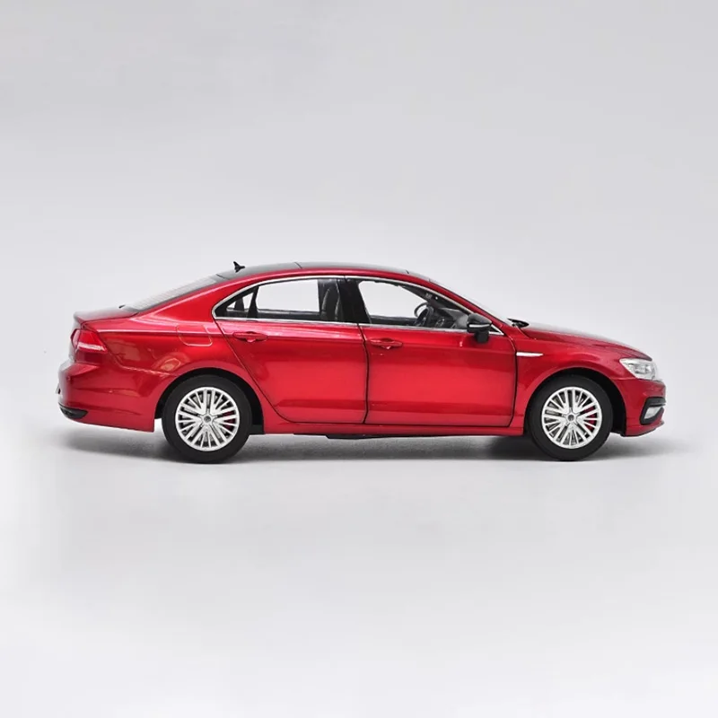 Diecast 1:18 Lamando Sedan Model in Red 4 Diecast 1:18 Lamando Sedan Model in Red - Image 4