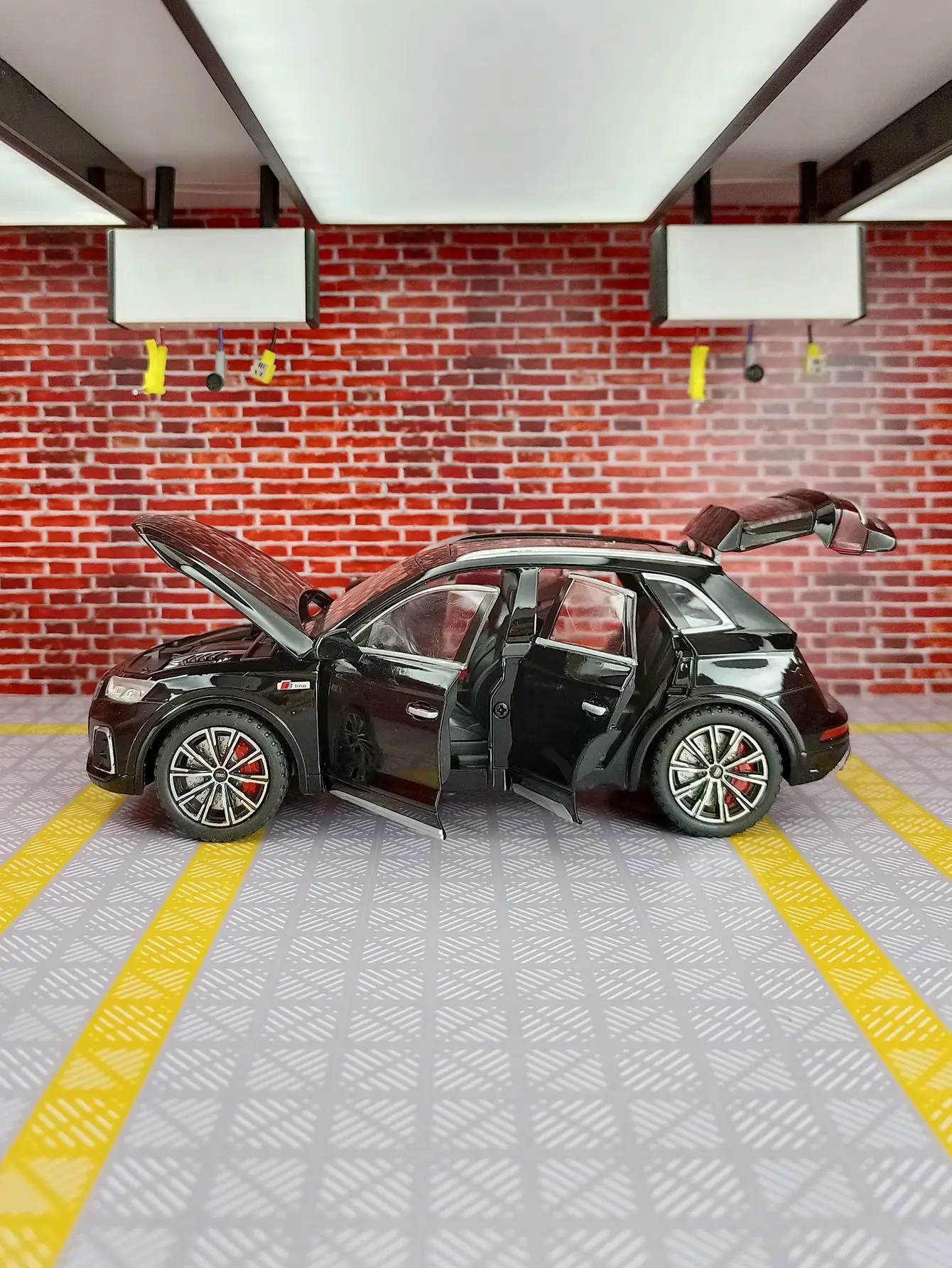 1:24 Scale Blue Diecast SUV Model 5 1:24 Scale Blue Diecast SUV Model - Image 5