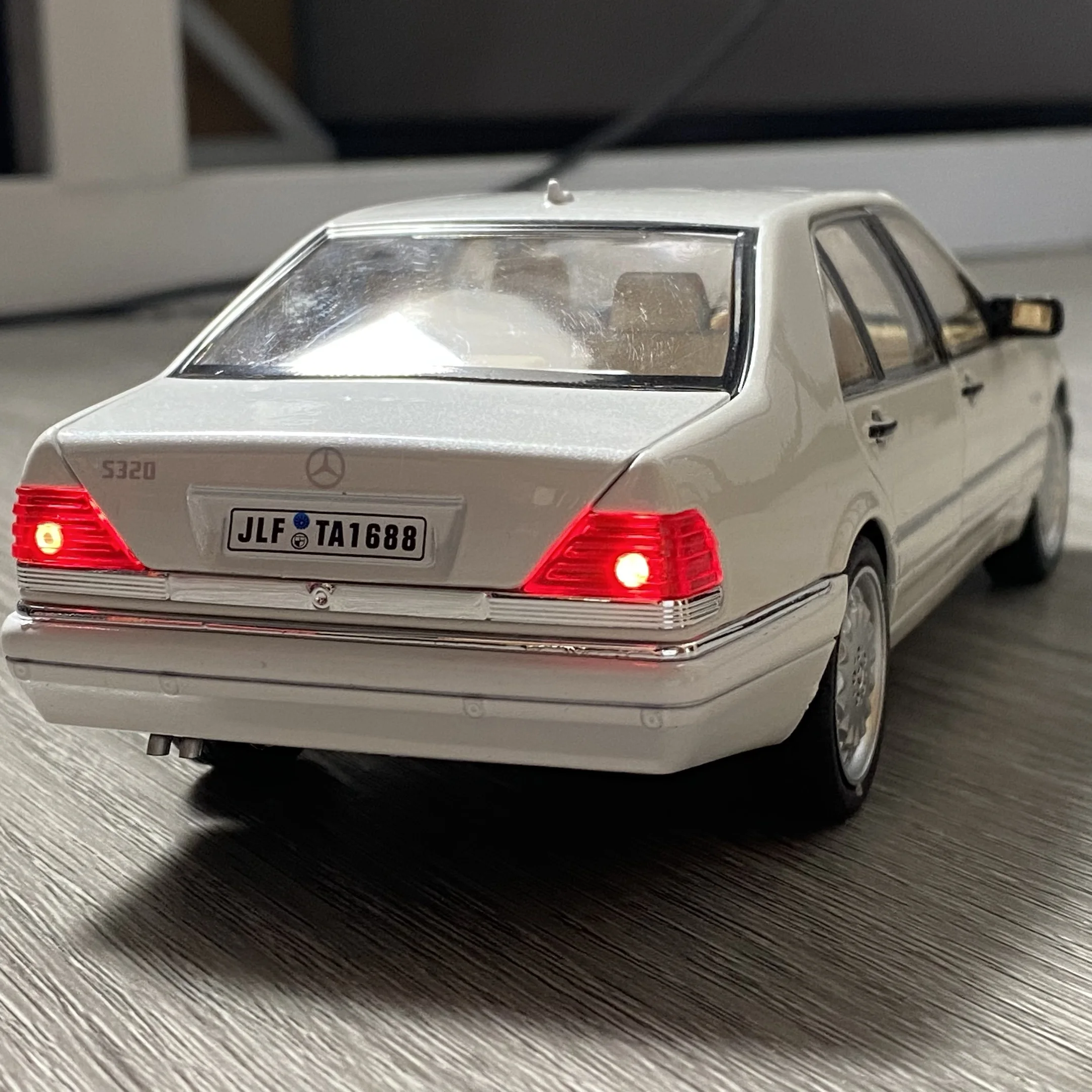 Mercedes-Benz S W140 320SEL 1:24 Diecast Model 6 Mercedes-Benz S W140 320SEL 1:24 Diecast Model - Image 6