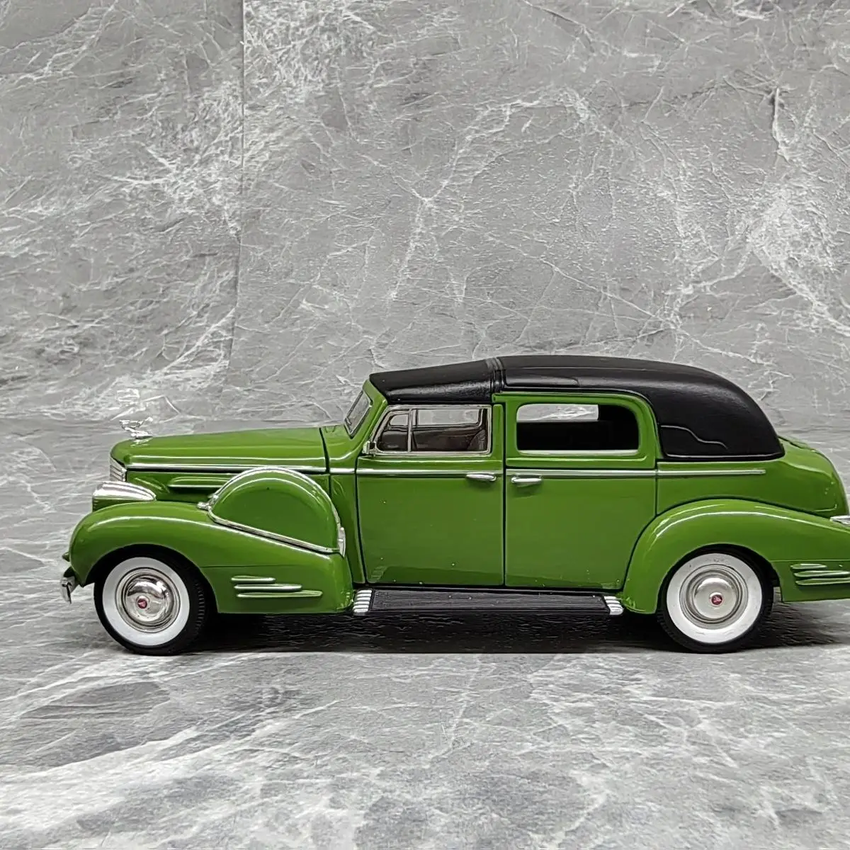 1938 Fleetwood Scale Model Collectible 2 1938 Fleetwood Scale Model Collectible - Image 2