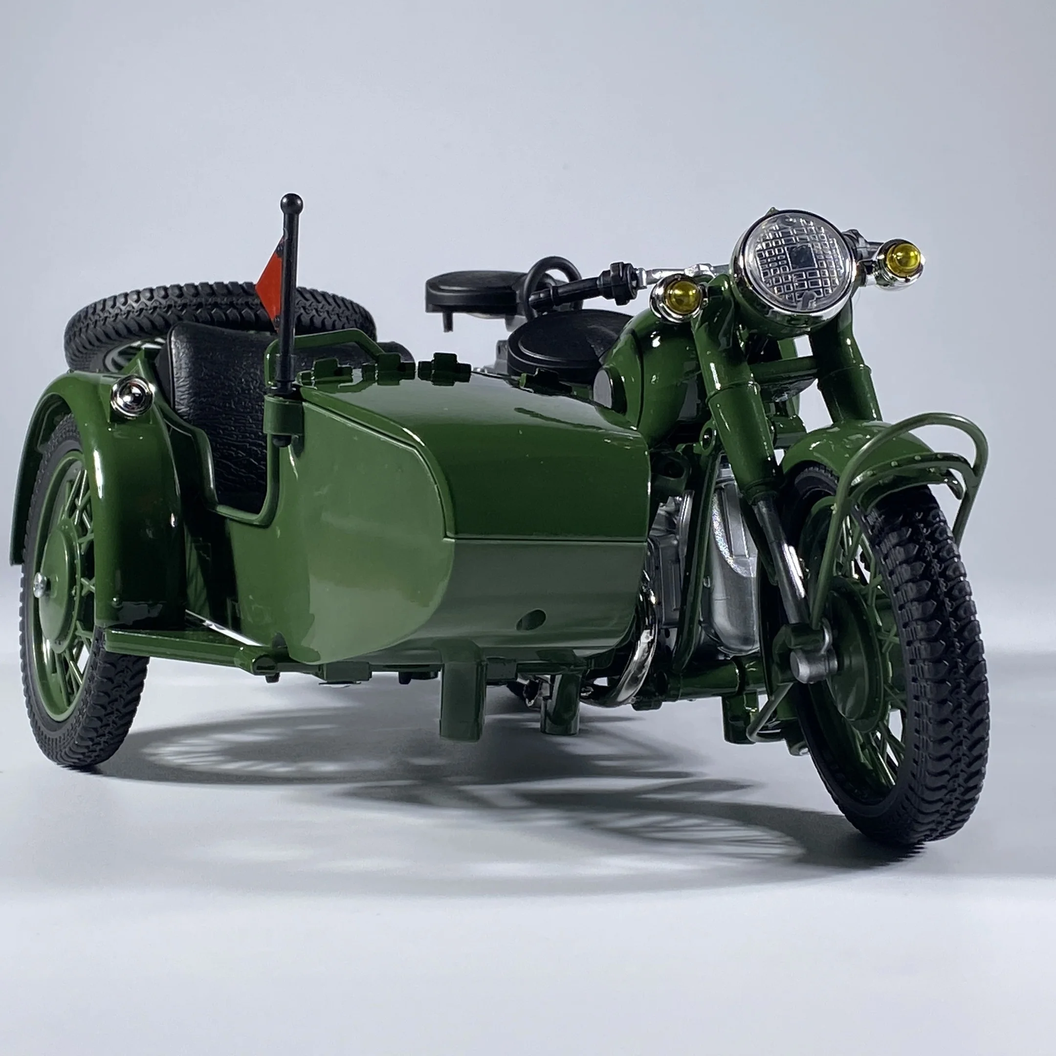 Vintage Motorcycle with Sidecar Model 1:10 Scale 4 Vintage Motorcycle with Sidecar Model 1:10 Scale - Image 4