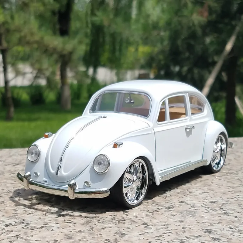 Volkswagen Beetle 1:18 Diecast Model in Red, White & Black 8 Volkswagen Beetle 1:18 Diecast Model in Red, White & Black - Image 8