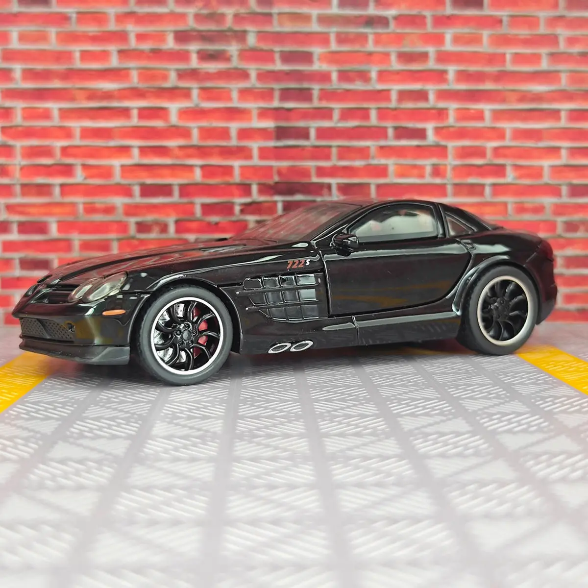 1:32 Silver Diecast Car Model with Lights 7 1:32 Silver Diecast Car Model with Lights - Image 7