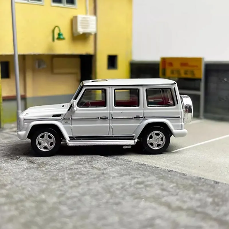 Kyosho 1/64 SUV Diecast Miniature Car in Pink 3 Kyosho 1/64 SUV Diecast Miniature Car in Pink - Image 3