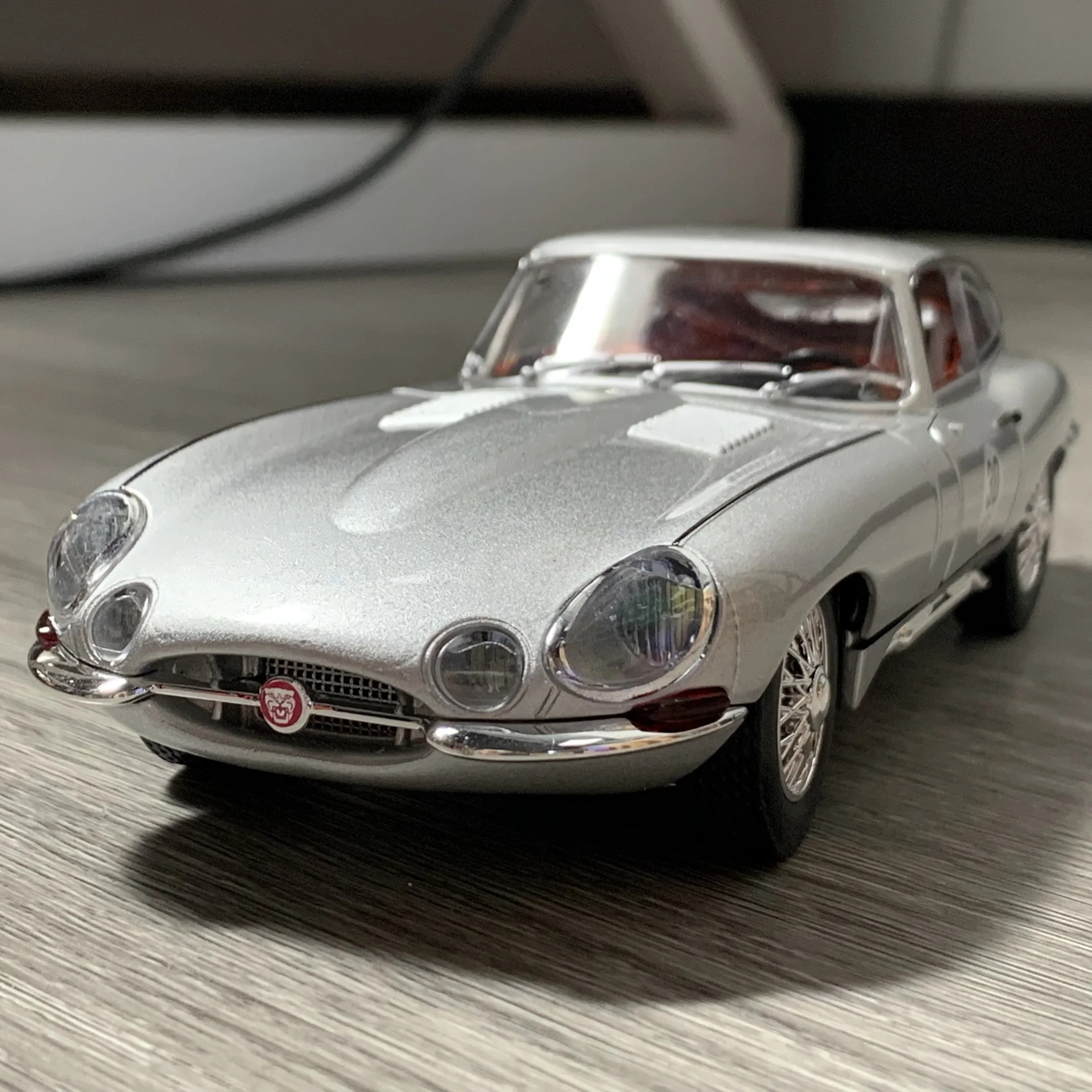 Jaguar E-Type 1:24 Diecast Model Car 6 Jaguar E-Type 1:24 Diecast Model Car - Image 6