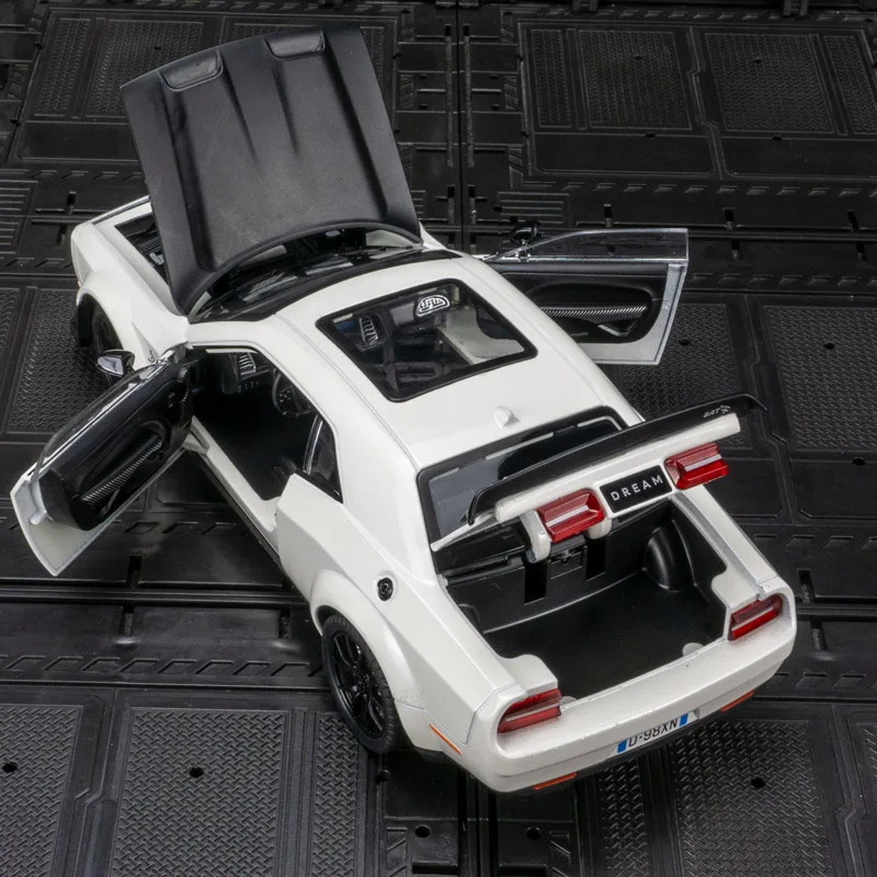 1:24 Scale Challenger Hellcat Diecast Model 4 1:24 Scale Challenger Hellcat Diecast Model - Image 4