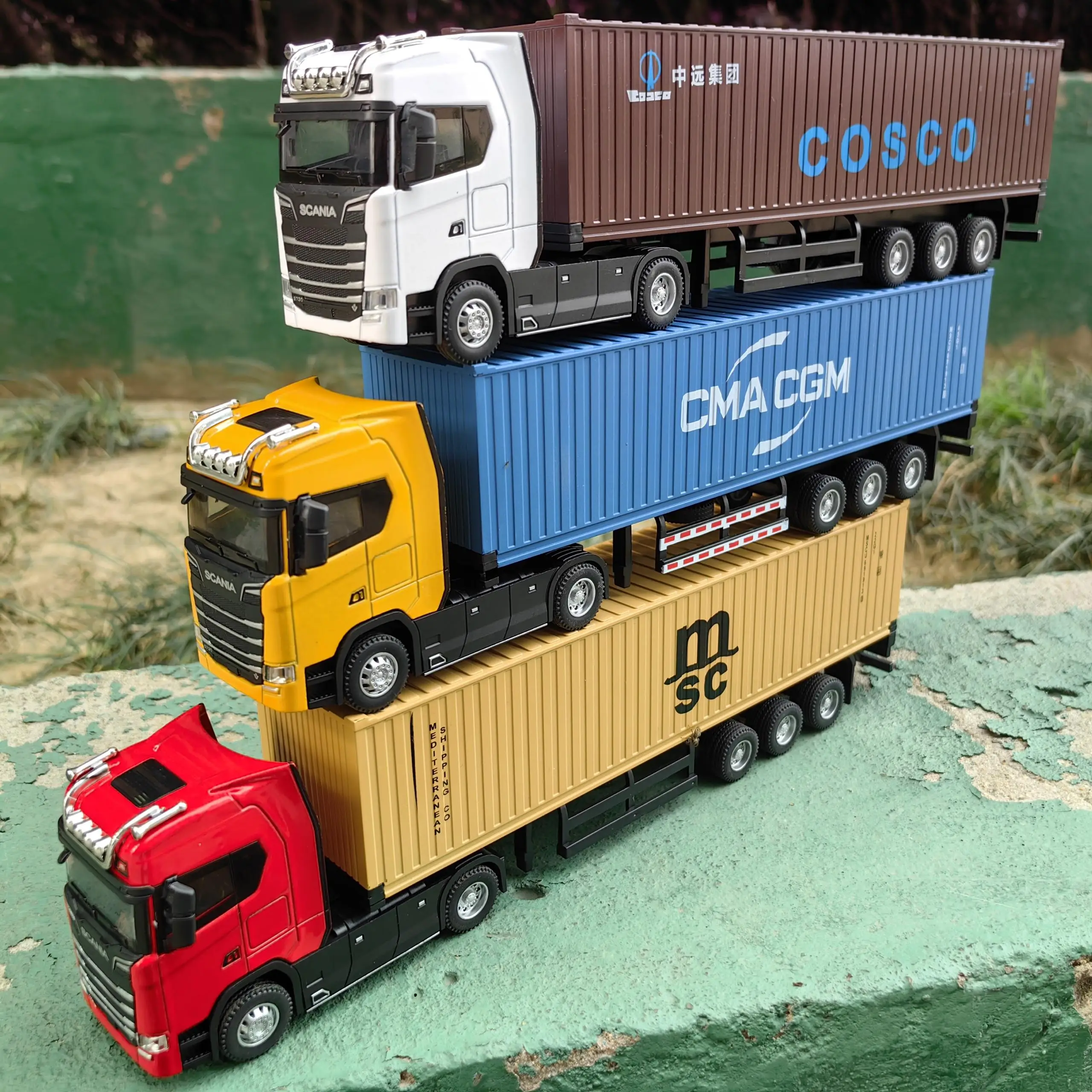 1/50 Scale Diecast Toy Truck with Functional Features 3 1/50 Scale Diecast Toy Truck with Functional Features - Image 3