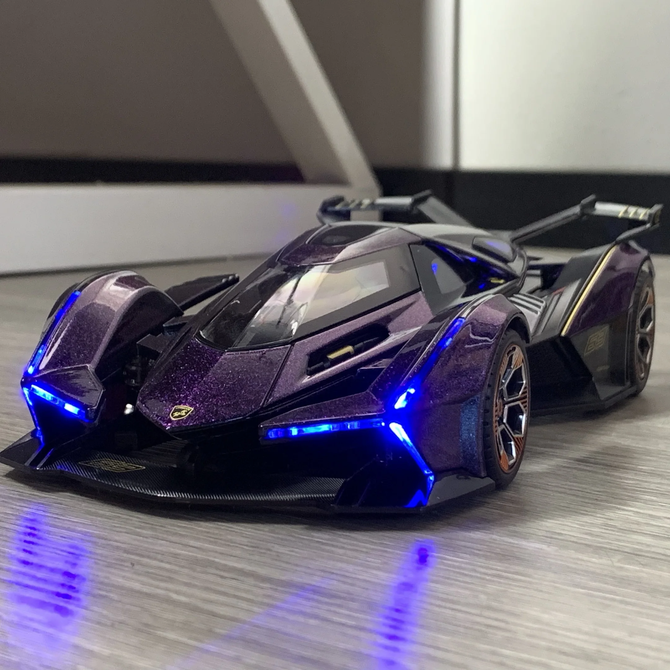 Futuristic 1:18 V12 GT Alloy Model Car 2 Futuristic 1:18 V12 GT Alloy Model Car - Image 2