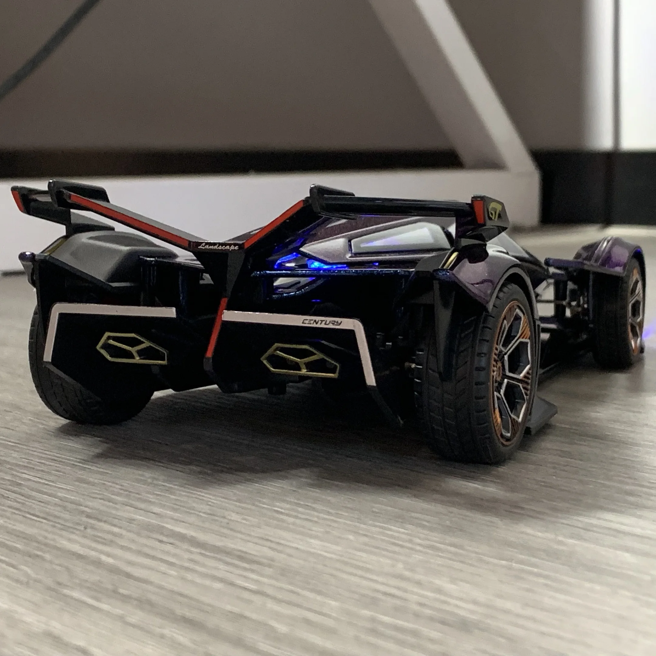 Futuristic 1:18 V12 GT Alloy Model Car 5 Futuristic 1:18 V12 GT Alloy Model Car - Image 5