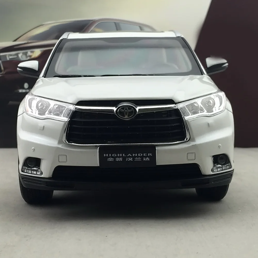 White Highlander 2015 Die-Cast Model for Collectors 3 White Highlander 2015 Die-Cast Model for Collectors - Image 3