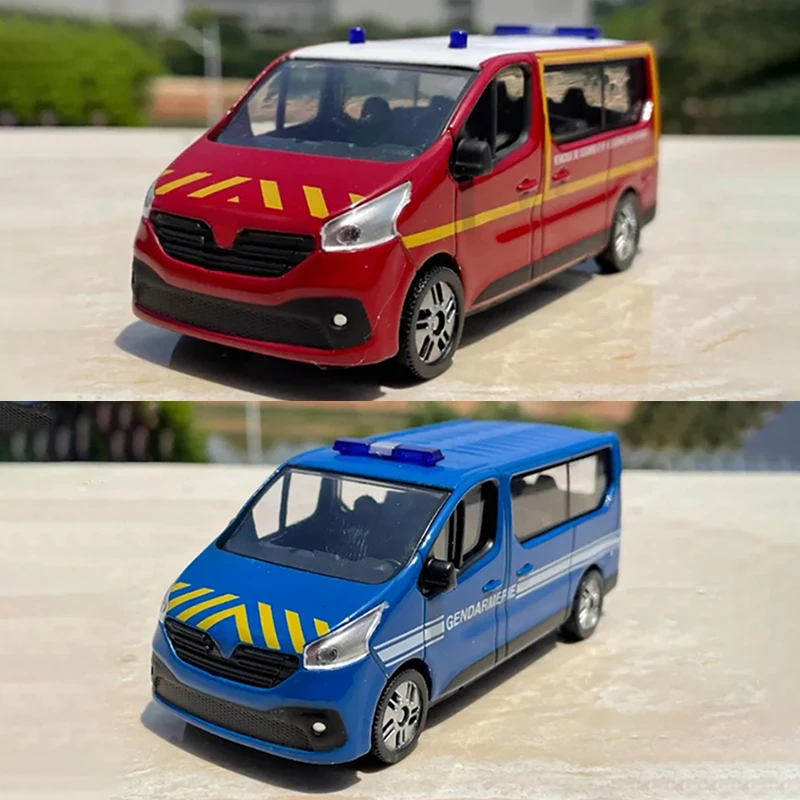 1/43 Scale Diecast Ambulance Model by WELLY 2 1/43 Scale Diecast Ambulance Model by WELLY - Image 2