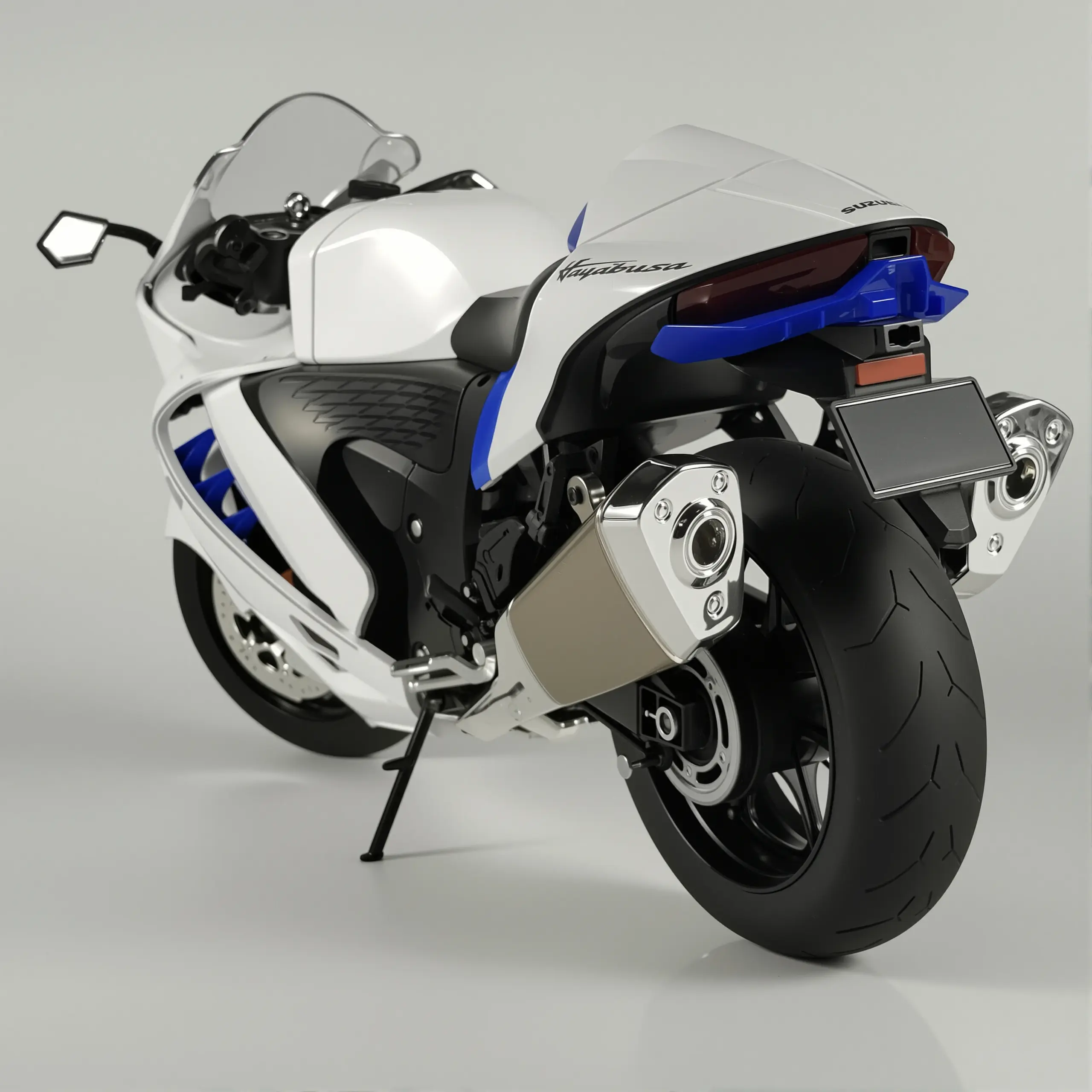 Suzuki Hayabusa GSX-1300R 1:6 Diecast Model 6 Suzuki Hayabusa GSX-1300R 1:6 Diecast Model - Image 6