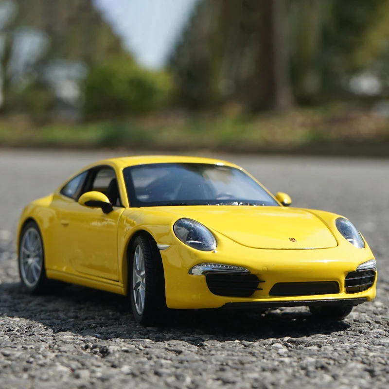 Porsche 911 Carrera S 1:24 Scale Diecast Model 3 Porsche 911 Carrera S 1:24 Scale Diecast Model - Image 3