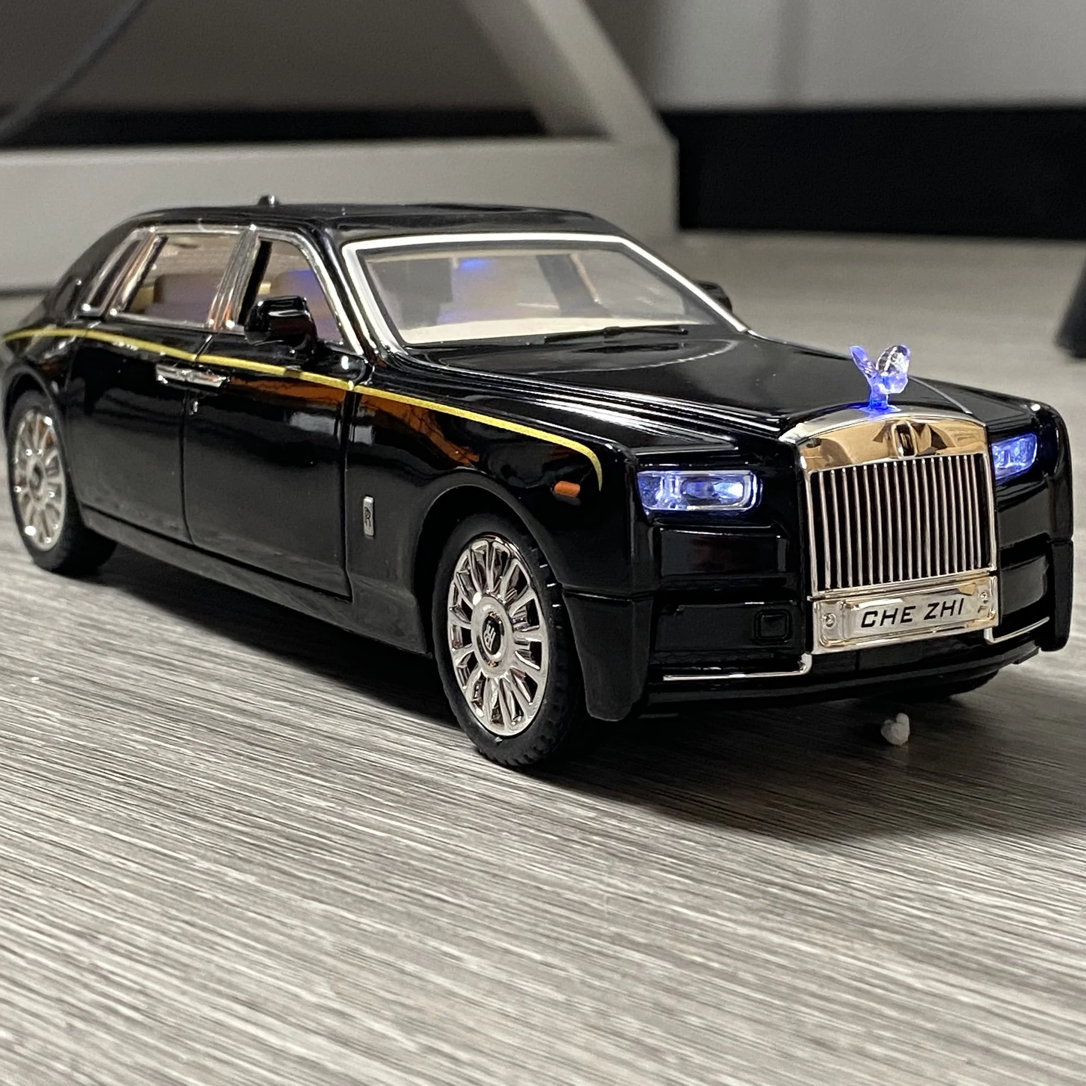 1:24 Scale Diecast Rolls Royce Phantom Model 2 1:24 Scale Diecast Rolls Royce Phantom Model - Image 2