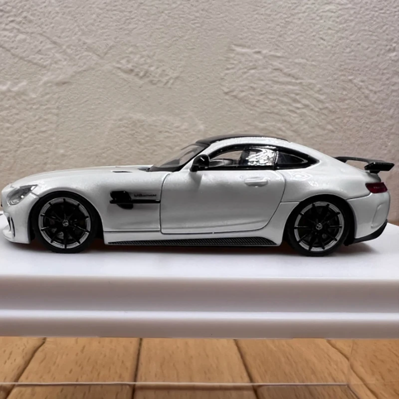 1:64 Scale GTR Supercar Diecast Model 8 1:64 Scale GTR Supercar Diecast Model - Image 8
